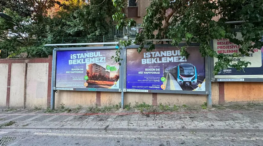 Üsküdar'daki CHP'li Belediyesi Panolarında AK Parti Afişleri Yer Aldı