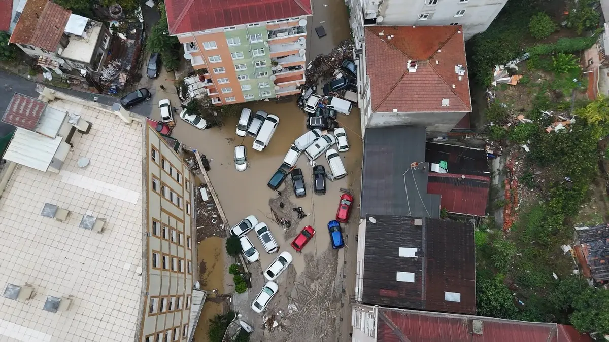 İstanbul'da Şiddetli Sağanak ve Fırtına Hayatı Felç Etti: 2 Kişi Hayatını Kaybetti