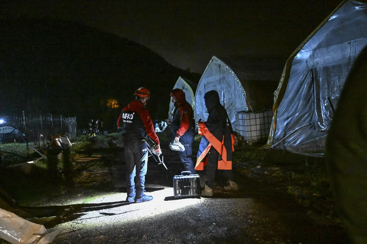 Pendik'te Sel Kabusu: İki Kişi Sulara Kapıldı