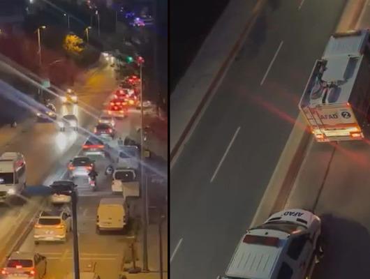 Bayrampaşa'da Yol Çöktü: Mahsur Kalanlar Var