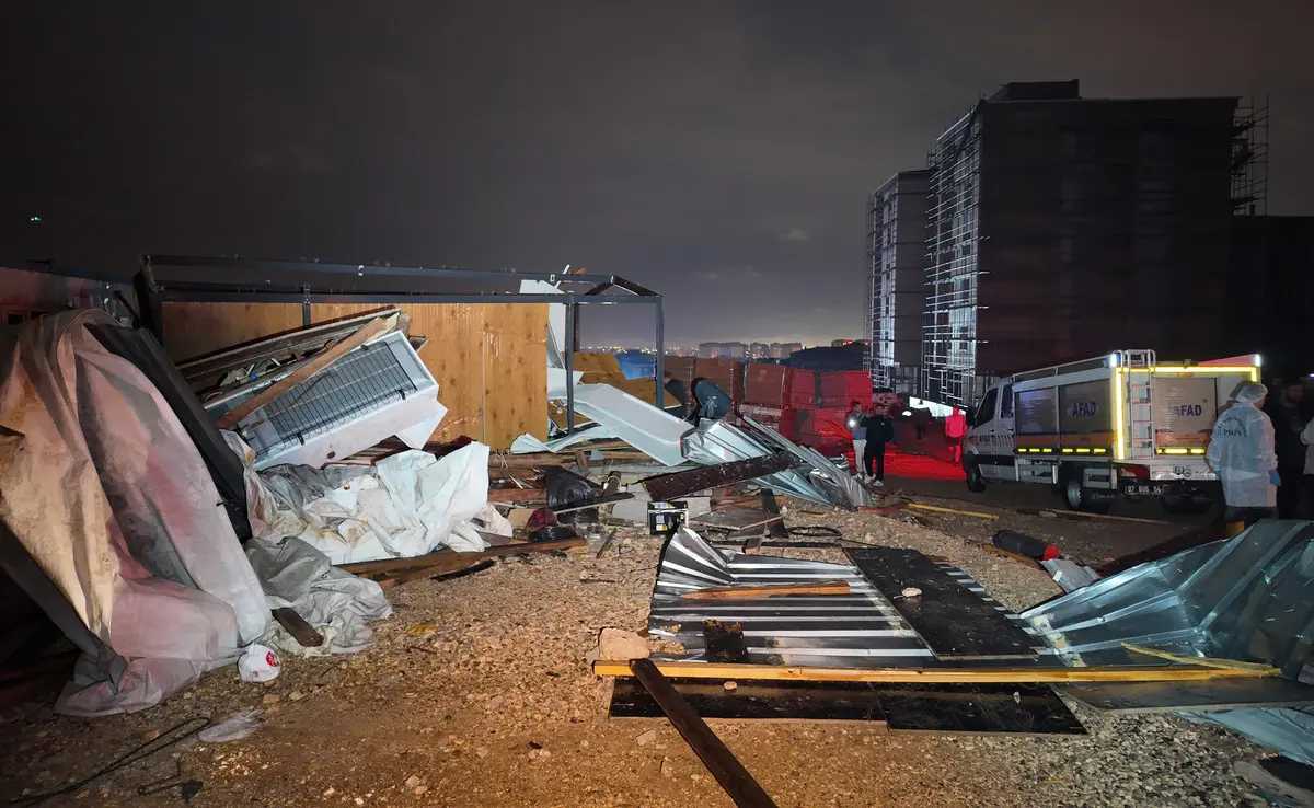 Antalya'da Hortum Felaketi: 4 İşçi Hayatını Kaybetti, 1 İşçi Yaralandı