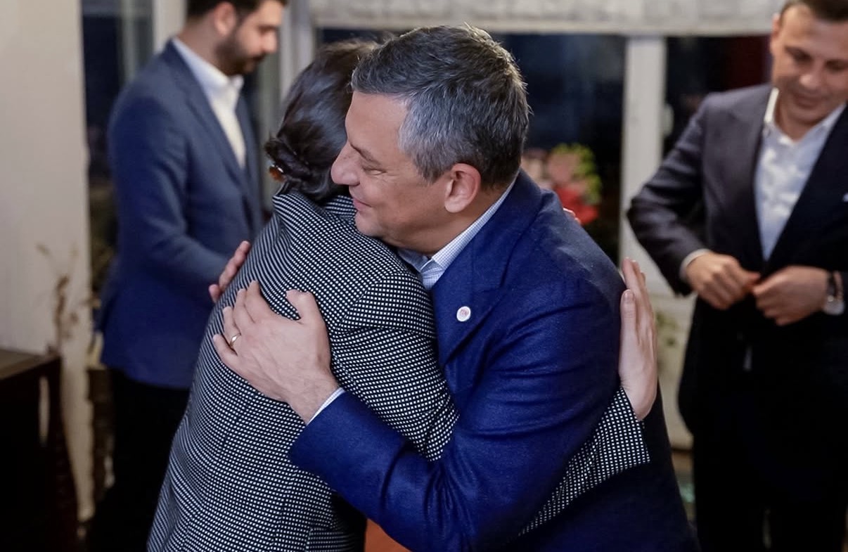 Özgür Özel, Sinem Dedetaş'ı Ev Hapsinde Ziyaret Etti